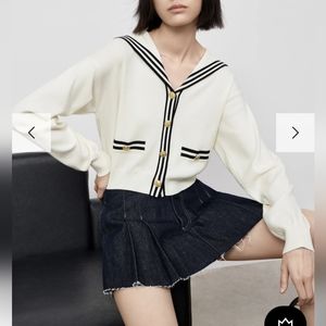 MO&Co Contrast Metal Button Knit Top